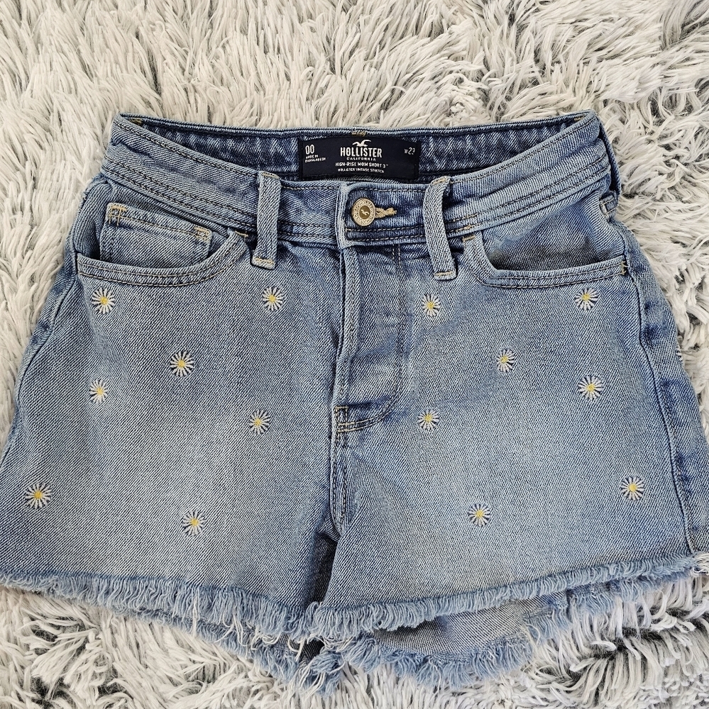 Hollister High-Rise Mom Short Daisy Print 3" inseam Button Fly size 00 or 23